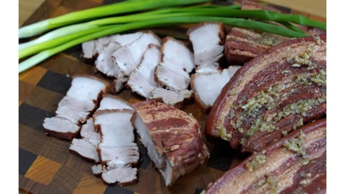 Boczki „jak z dymu”, ale bez wędzarni: sekretna metoda z łuską cebuli!