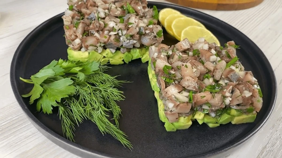 Sałatka z awokado i śledzia: 2 składniki, a efekt jak z "Masterchef"