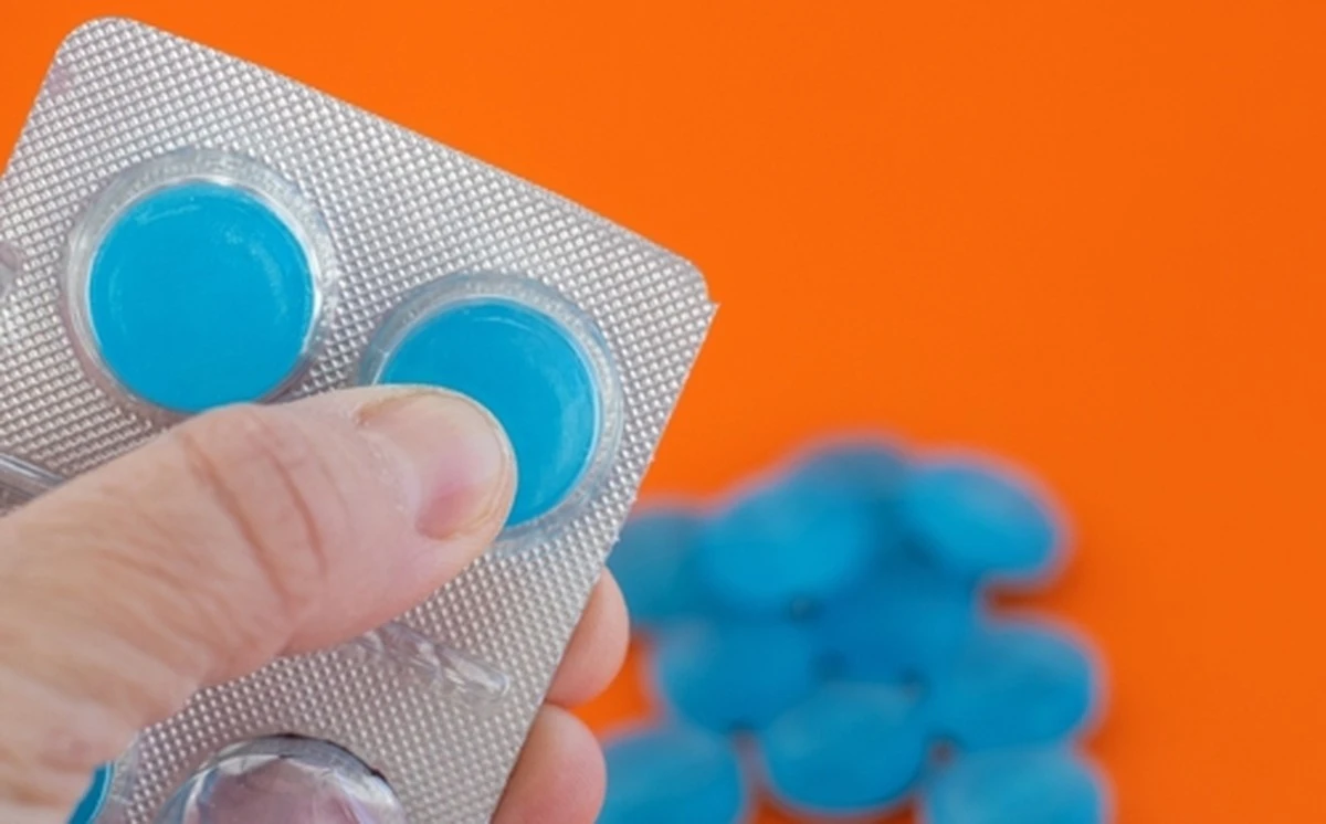 Tabletkami na gardło z apteki? Najpierw sprawdź, dlaczego składnik za 3% działa lepiej niż reszta