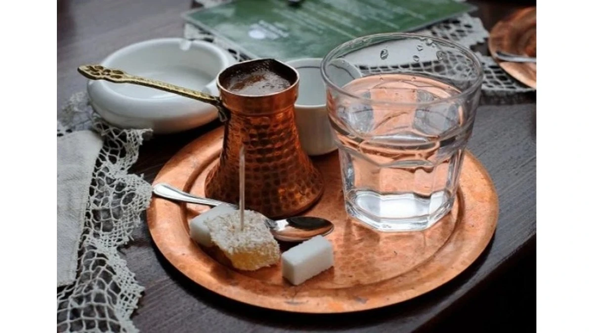 Dlaczego po kawie musisz biec do toalety? Lekarz wyjaśnia. To nie choroba!