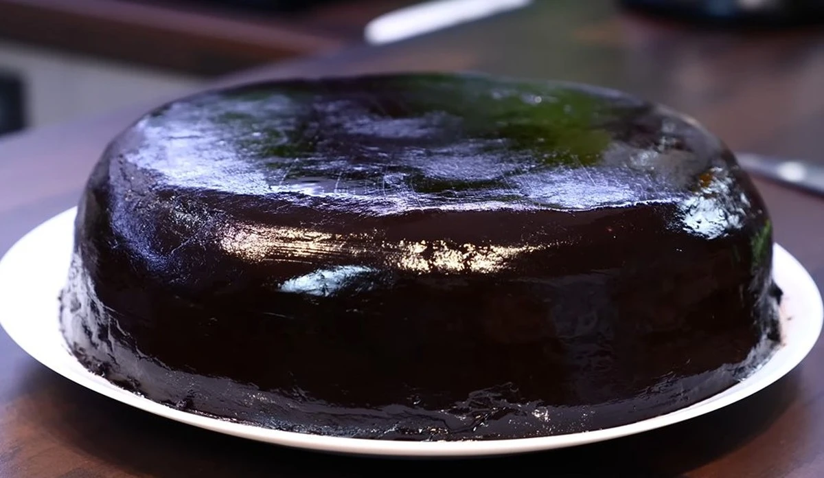 Sokoladinis tortas svečiams: per pusvalandį be orkaitės – gatavas!