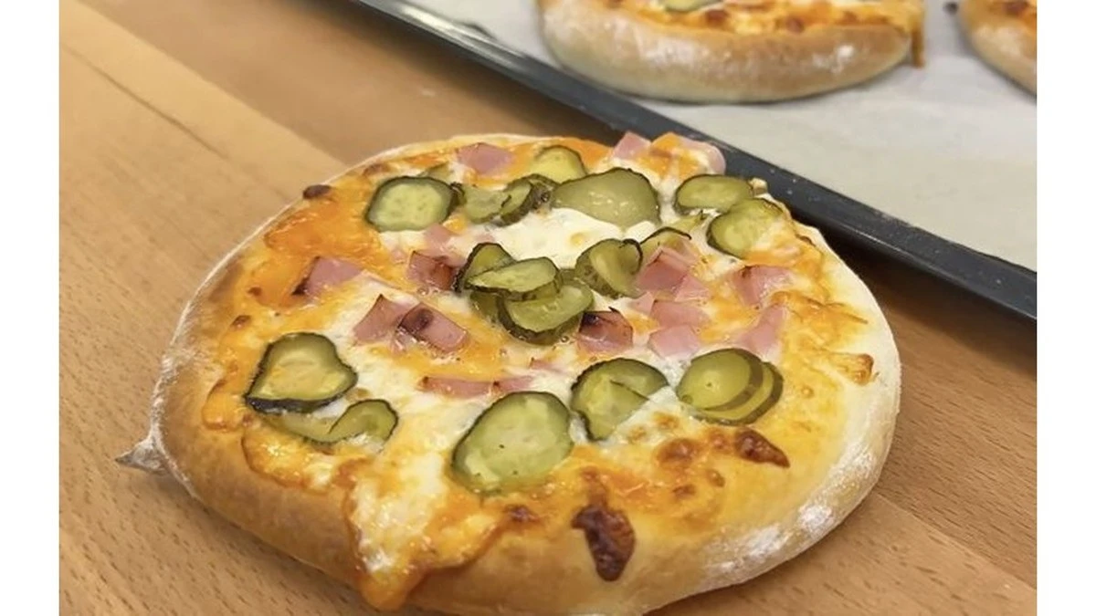 Jak zrobić pyszne mini pizze jak ze szkolnej stołówki - 5 składników i smak dzieciństwa na talerzu