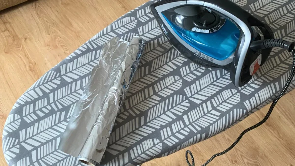 Aluminiowa folia pod pokrowcem deski: trik, który skraca prasowanie o połowę