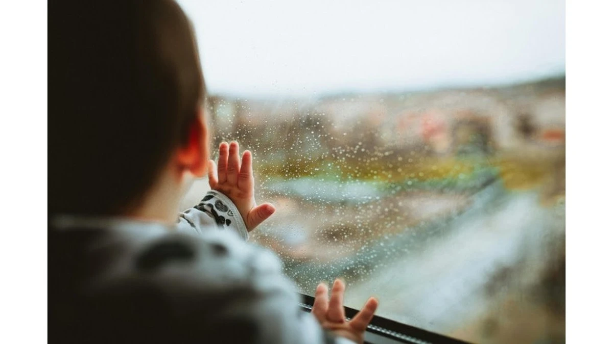 10 cichych sygnałów, że powietrze w Twoim domu wysusza Twoje zdrowie (i jak to naprawić)