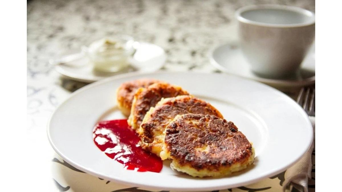 Pancakes z twarogu bez mąki: 3 składniki, śniadanie gotowe w mig