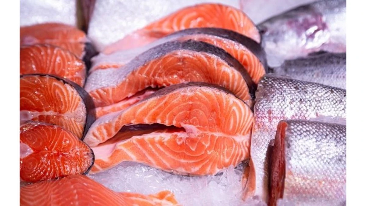 4 sygnały, że Twój łosoś jest barwiony – i jak sklepy ukrywają tani produkt pod luksusową maską