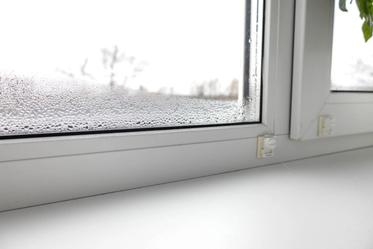 Domowe sposoby na zaparowane okna: dlaczego plastikowe okna się pocą i jak to zatrzymać