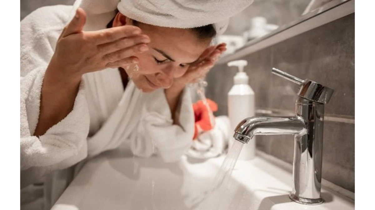 Dlaczego myjesz twarz za krótko? Dermatolog zdradza "zasadę 30 sekund", którą lekceważono latami