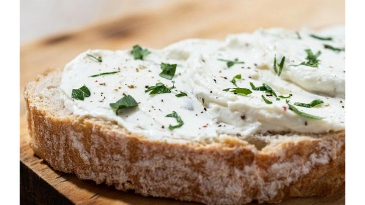 Szefowie kuchni ukrywają tę sztuczkę: jak zwykłe masło zamienić w dodatek restauracyjny w 3 minuty
