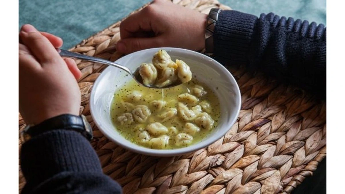Zwariowana zupa z pierogów w 20 minut: ratunek dla zabieganego dnia
