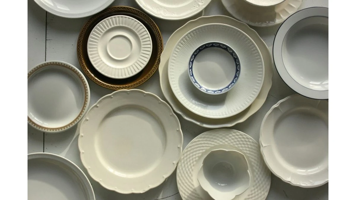 Jak pozbyłam się "wżerów" z porcelany? Babcia pokazała trik z sodą – uratowałam 6 talerzy!